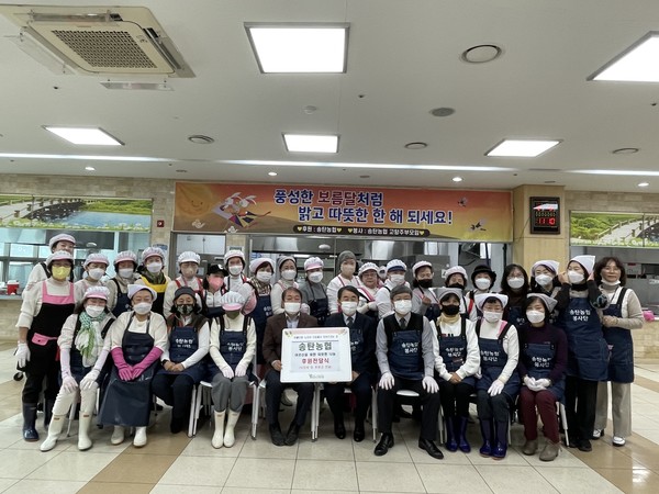 평택 북부 노인 복지관, 송탄 농협과 함께하는 정월 대보름 맞이 특식 나눔[사진=평택시]