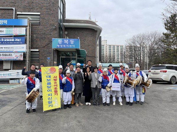 평택시 통복동 단체협의회, 불우이웃 돕기 지신밟기 행사 개최[사진=평택시]