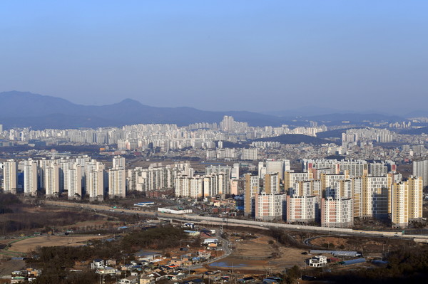 겨울에도 누구나 가볍게 등산할 수 있는 칠보산 정상에서 펼쳐지는 서수원 권역.[사진=수원특례시]