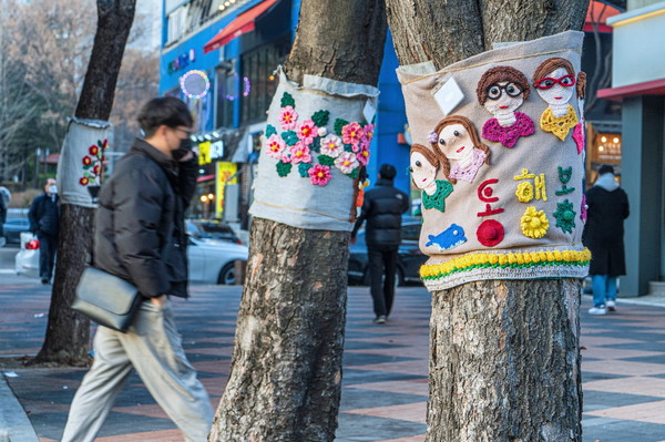 망포역 인근에 뜨개옷을 입고 있는 가로수들.[사진=수원특례시]