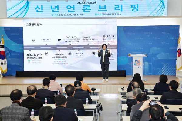 김보라 안성시장이 브리핑하고 있다.[사진=안성시]