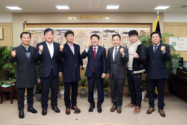 김기정 의장, 주민자치협의회와 간담회 후 단체사진[사진=수원특례시의회]