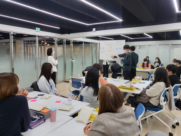 수원시 혁신 주니어보드가 회의를 하고 있다.[사진=수원특례시]