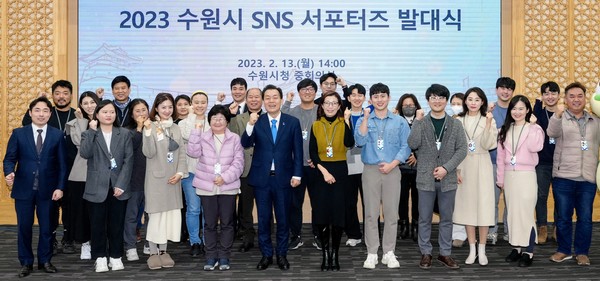 이재준 수원시장(앞줄 가운데)과 2023 수원시 SNS 서포터즈가 발대식 후 함께하고 있다.[사진=수원특례시]