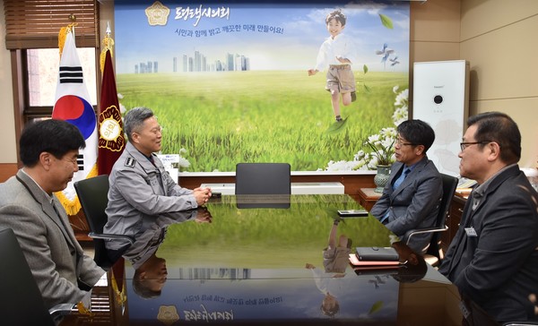 평택시의회 유승영 의장, 평택경찰서장 접견[사진=평택시의회]