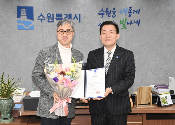 이재준 수원특례시장(오른쪽)이 홍경구 수원시 총괄계획가에게 위촉장을 수여한 후 함께하고 있다.[사진=수원특례시]