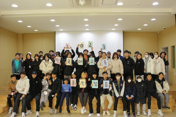 ‘2023 한국어교육 훈린(隣, 이웃)정음’ 단체 기념사진[사진=수원특례시]