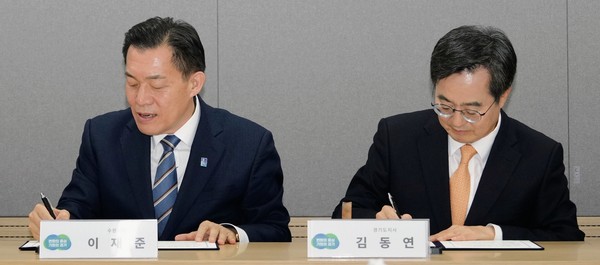 이재준 수원시장(왼쪽)과 김동연 경기도지사가 협약서에 서명하고 있다.[사진=수원특례시]