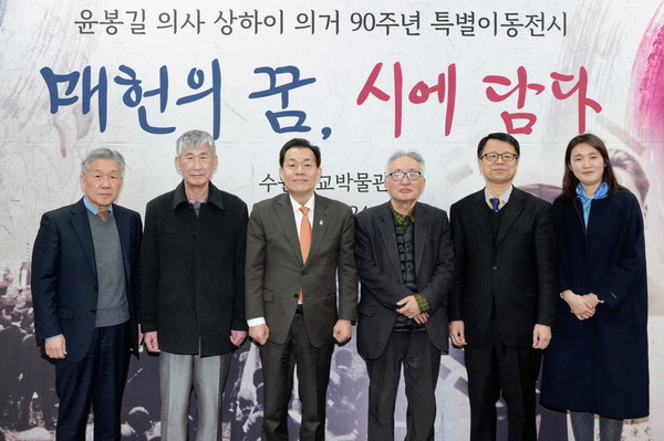 이재준 시장(왼쪽 3번째)이 간담회 참석자들과 함께하고 있다.[사진=수원특례시]