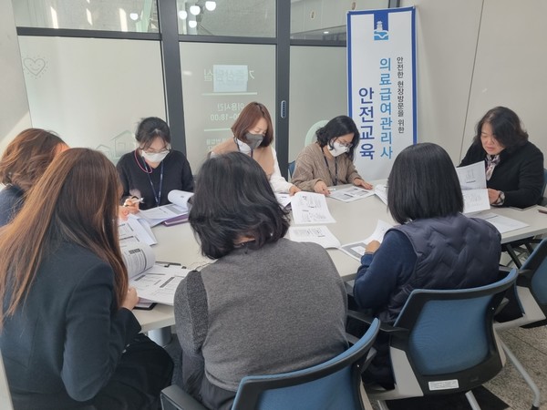 수원시가 의료급여관리사를 대상으로 안전교육을 하고 있다.[사진=수원특례시]