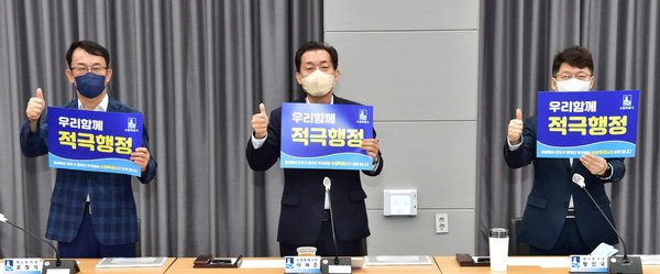 이재준 수원특례시장(가운데), 조청식 제1부시장(왼쪽), 황인국 제2부시장이 지난해 9월 적극행정 실천을 다짐 운동에 참여하고 있다.[사진=수원특례시]