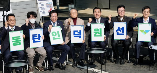 이재준 시장(오른쪽 3번째), 김동연 경기도지사(오른쪽 1번째) 등이 동탄인덕원선 전구간의 조속한 착공을 요구하고 있다.[사진=수원특례시]