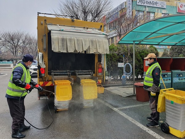수원시의 한 공동주택단지에서 음식물류 폐기물 전용수거용기를 세척하고 있다.[사진=수원특례시]
