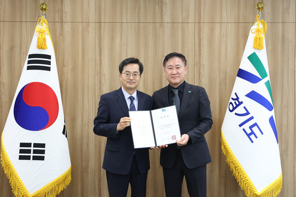 김동연 경기도지사가 6일 이원일 신임 홍보기획관에게 임명장을 전달하고 있다. [사진=경기도]
