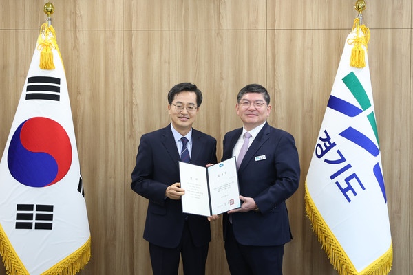 김동연 경기도지사가 6일 차성수 신임 기후환경에너지국장에게 임명장을 전달하고 있다. [사진=경기도]