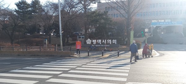 평택 민주당 평당원들의 '분노의 목소리'[사진=김철배 기자]