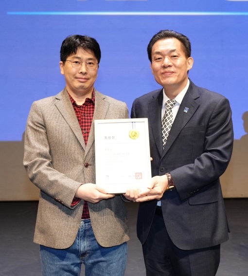 이재준 시장이 최영진 회장에게 표창패를 수여하고 있다[사진=수원특례시]