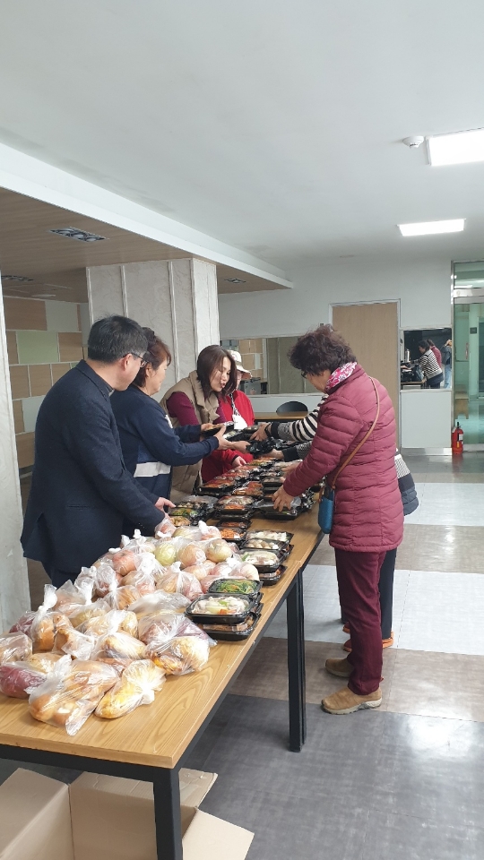 현덕면 지역사회보장협의체, 고독사 예방을 위한 반찬 나눔[사진=평택시]