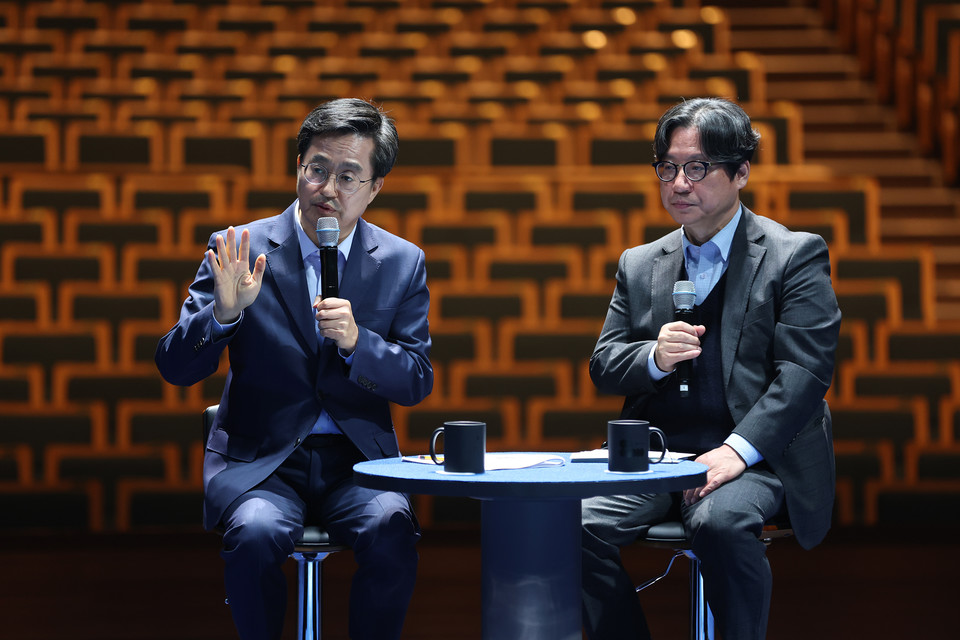 9일 오후 경기아트센터 대극장에서 열린 경기 예술인 소통 토론회에서 김동연 경기도지사 예술인 기회소득 정책방향 토론을 주재 하고 있다. [사진=경기도]