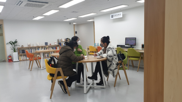 신중년인생이모작지원센터에서 일자리 상담을 하고 있다.[사진=수원특례시]