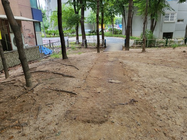 야자매트 고정핀으로 인한 사고 지점.[사진=수원특례시]