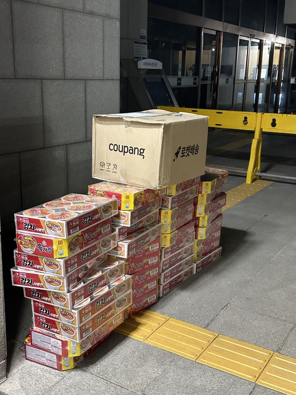 수원시 산불 담당 공직자에게 전달한 컵라면 36상자[사진=수원특례시]