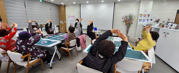 팔달구보건소가 ‘치매예방은 건강증진으로~’ 프로그램을 진행하고 있다.[사진=수원특례시]