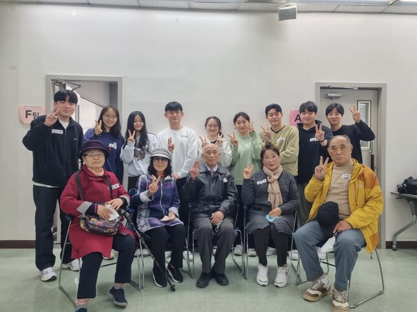 결연식 후 어르신들과 아주대학교 의과대학생들이 함께하고 있다.[사진=수원특례시]