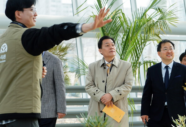 이재준 수원시장이 일월수목원에서 현장점검을 하고 있다.[사진=수원특례시]