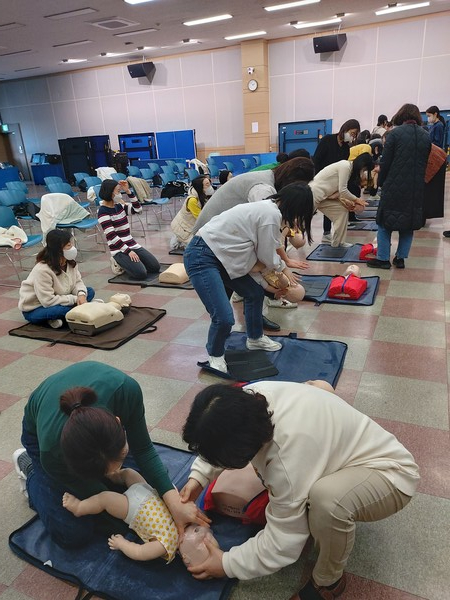 국공립어린이집 보육교직원들이 심폐소생술 교육을 받고 있다.[사진=수원특례시]
