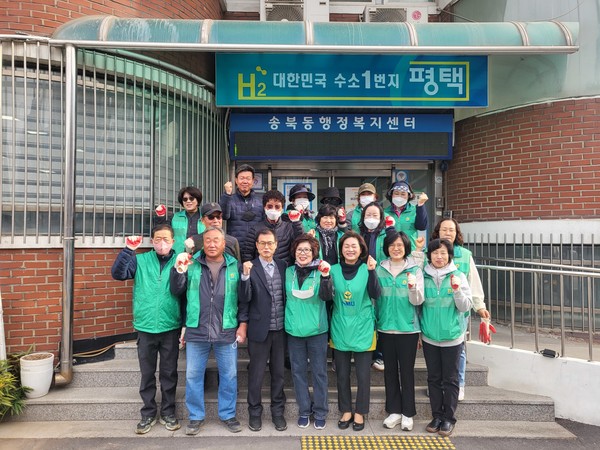 송북동 새마을회 봄꽃 식재[사진=평택시]