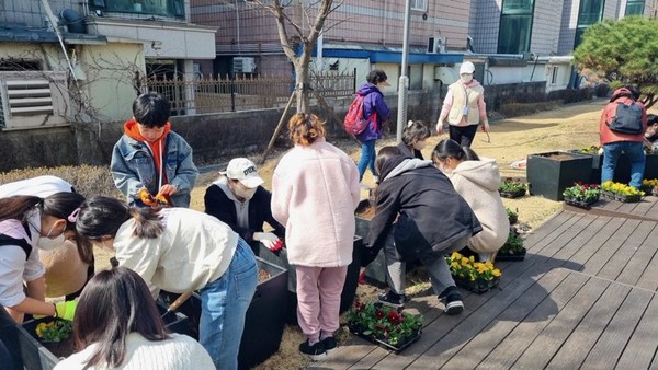 권선2동 주민들이 손바닥 정원을 조성하고 있다.[사진=수원특례시]