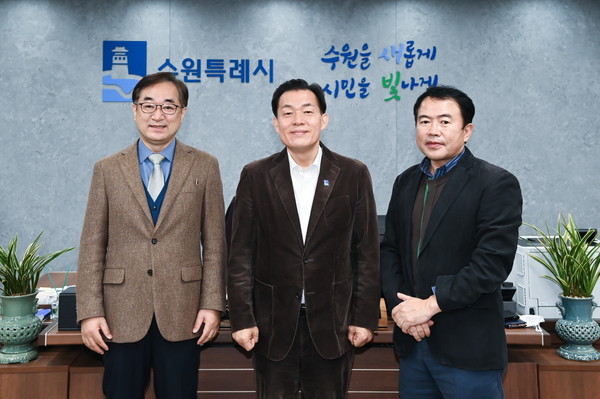 지난해 11월 수원시 스마트도시 국제 인증 평가를 위해 이재준 수원특례시장이 영국표준규격협회 관계자들과 인터뷰한 뒤 기념촬영을 하고 있다.[사진=수원특례시]