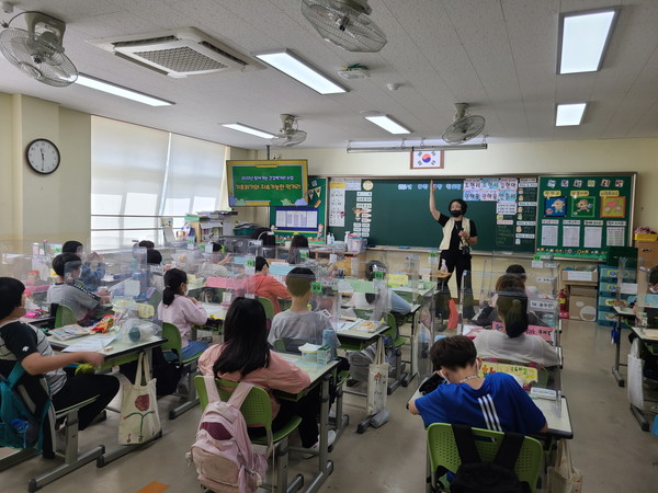2022년 찾아가는 건강먹거리 수업을 듣고 있는 학생들의 모습[사진=수원특례시]