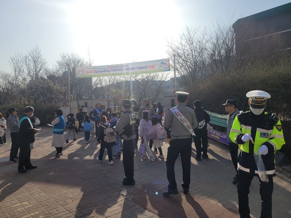 평택경찰서, 스쿨존 어린이 교통사고 예방위한 캠페인 실시[사진=평택경찰서]