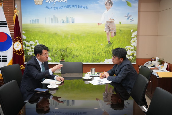 평택시의회 유승영 의장, 한경국립대학교 이원희 총장과 간담회 가져[사진=평택시의회]