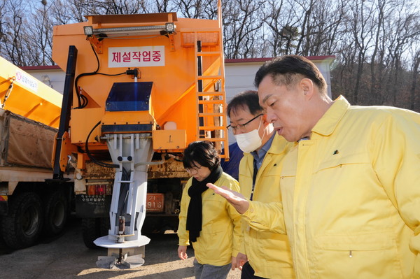 이재준 수원특례시장이 지난해 12월 팔달구 제설자재 창고를 점검하고 있다.[사진=수원특례시]