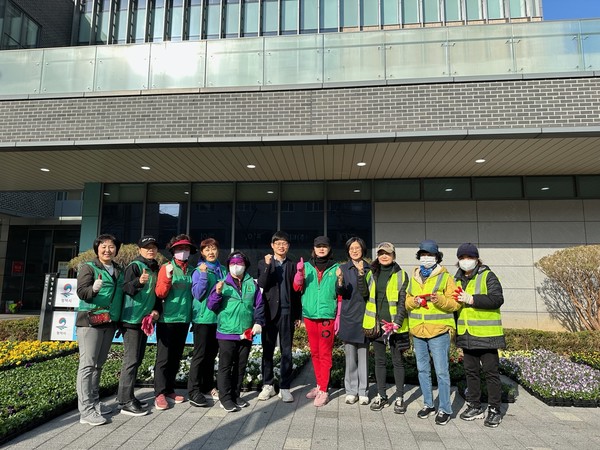 평택시 지산동, 새봄맞이 봄꽃 심기[사진=평택시]