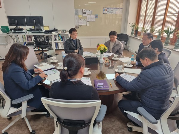 황인국 제2부시장(가운데)이 ‘시각장애인의 접근성 보장을 위한 간담회’를 주재하고 있다.[사진=수원특례시]