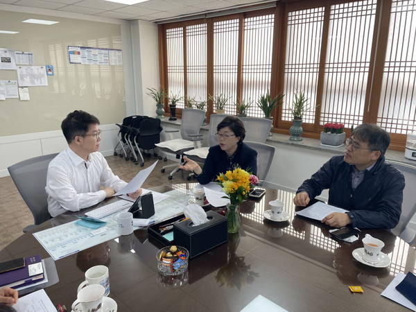 황인국 수원시 제2부시장(왼쪽 1번째)과 박옥분 경기도의원(왼쪽 2번째), 박현준 경기비정규직지원센터 소장(오른쪽 1번째)이 간담회에서 이야기하고 있다.[사진=수원특례시]