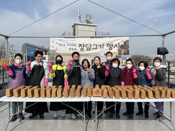 평택시 주민돌봄센터, 정으로 익어가는 장독대 ‘장담그기 행사’ 개최[사진=평택시]