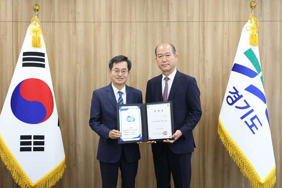 김동연 경기도지사가 27일 최창수 신임 경기도농수산진흥원장에게 임명장을 전달하고 있다. [사진=경기도]