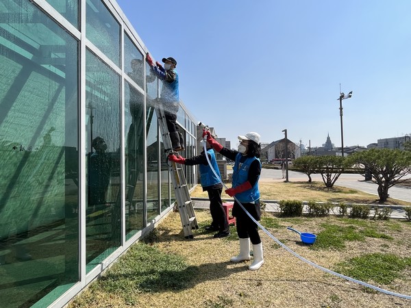 27일 미술관 옆 화장실 외벽을 청소하고 있다.[사진=수원특례시]