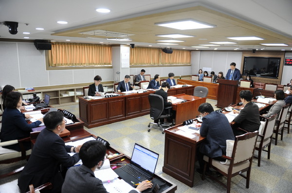 수원특례시의회 기획경제위원회, 조례안 등 안건심사[사진=수원특례시의회]