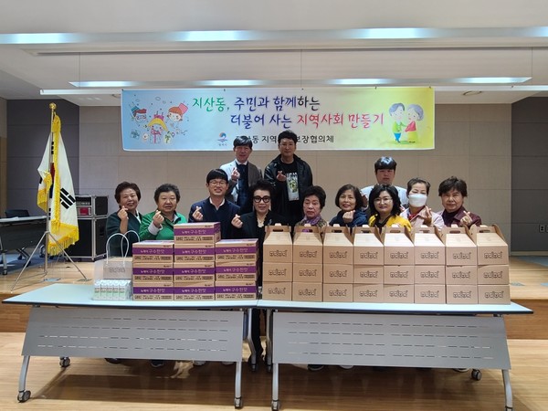 지산동 지역사회보장협의체, 홀몸 어르신 대상 버섯재배키트, 영양음료 전달[사진=평택시]