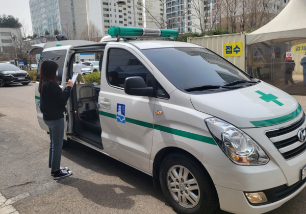 장안구보건소 관계자가 구급차를 점검하고 있다.[사진=수원특례시]