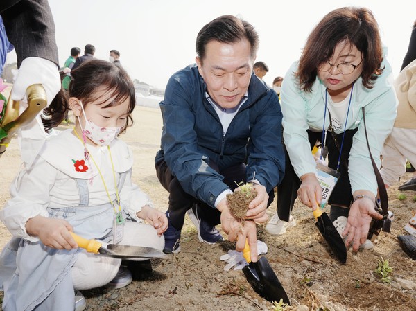 이재준 수원시장(가운데)이 시민들과 함께하고 있다.[사진=수원특례시]