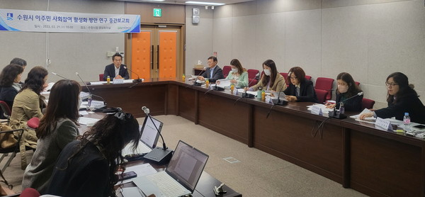 최승래 복지여성국장이 발언하고 있다.[사진=수원특례시]