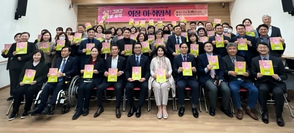 수원시사회복지협의회, 수원시사회복지사협회 관계자들이 이·취임식 후 함께하고 있다.[사진=수원특례시]