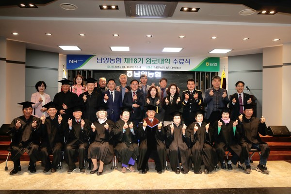 농협 관계자 및 수료자들과 김경희 의장[사진=화성시의회]